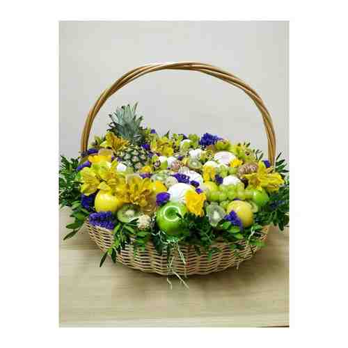 Подарочная корзина с цветами, сладостями и фруктами арт. 1659263689