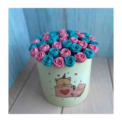 Шляпная коробка из 37 шоколадных роз розового и голубых цветов арт. 101762699716