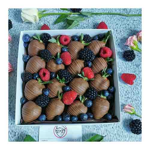 Набор из клубники В шоколаде С ягодами CLASSIC MIX арт. 1425093757